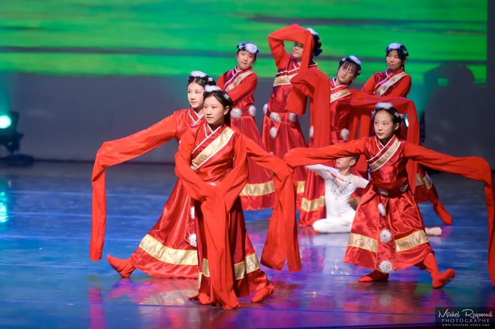 Jeune-fille-danseuses-chinoises-en-robes-rouge-a-long-manche