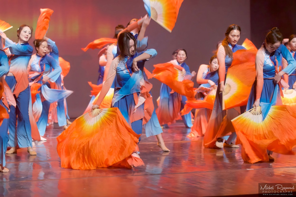 Danseuses-chinoises-avec-grand-&eacute;ventails-en-tissus-orange