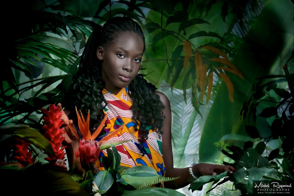 La-jeune-modèle-africaine-Grace-Kaboré-dans-une-thématique-tropical