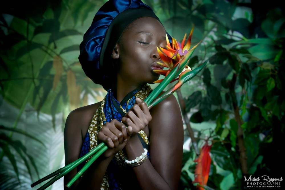 Modèle-africaine-Grace-Kaboré-studio-photo-à-thématique-tropical