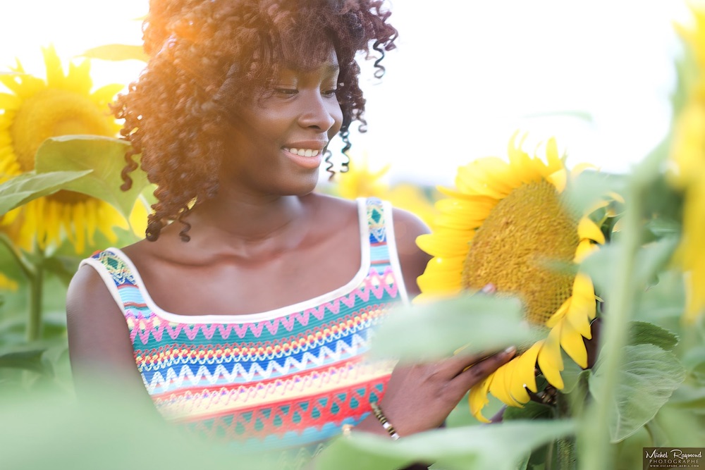 Gracelia-modèle-africaine-au-tournesol