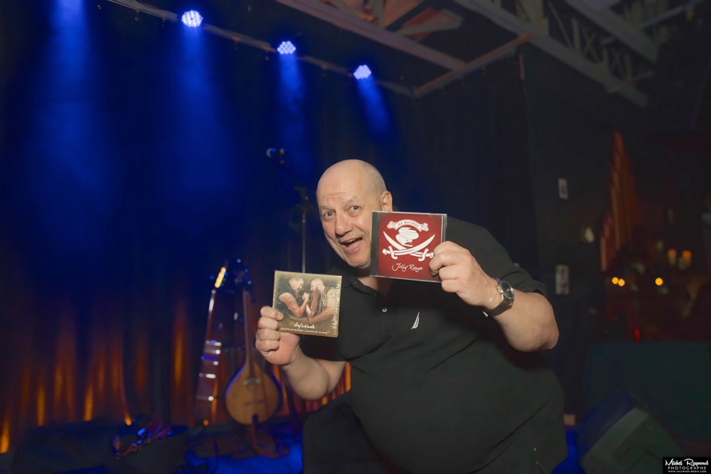 Michel-raymond-avec-compact-disque-groupe-d&eacute;ferlante