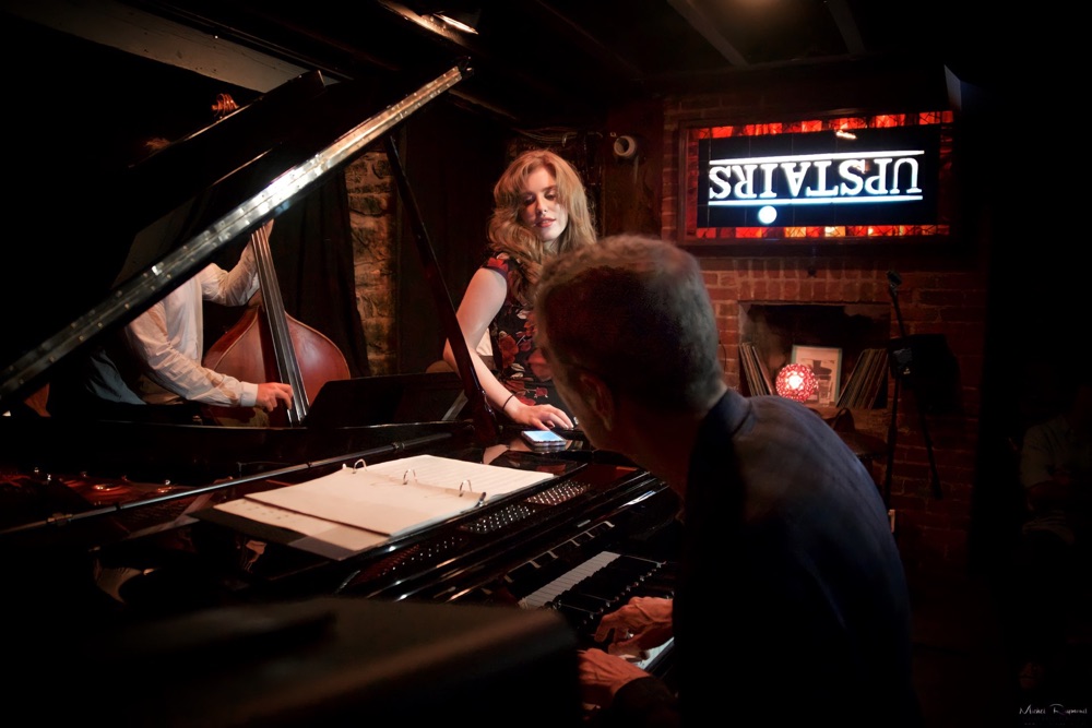Kayla-summer-au-upstairs-jazz-bar
