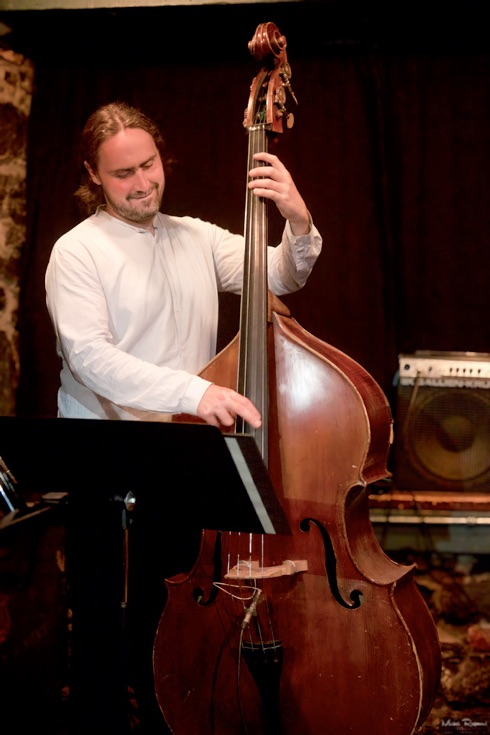 Contre-basse-au-upstairs-jazz-de-montreal