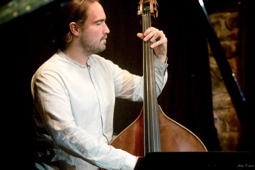 contre-basse-au-upstairs-jazz-bar