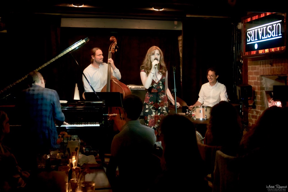 Chanteuse-jazz-kayla-summer-accompagn&eacute;e-de-trois-musicien-jazz-au-upstairs-bar-jazz-de-montreal