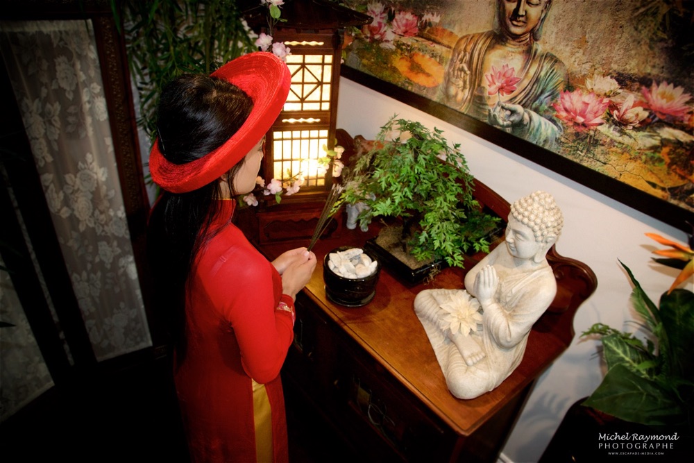 offrande-encens-vietnamien-robe-ao-dai=mariage
