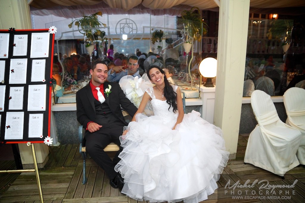 couple mariés assis sur un banc signé par les invités au chateau saint-antoine