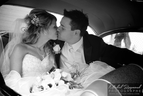 Photo-de-mariage-dans-limousine-noir-et-blanc