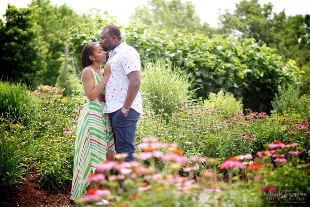 couple-haitien-dans-le-jardin-de-fleurs