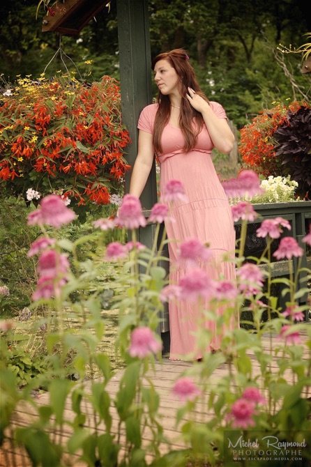 femme-robe-rose-au-jardin