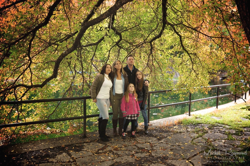 famille-en-dessous-arbre-automne
