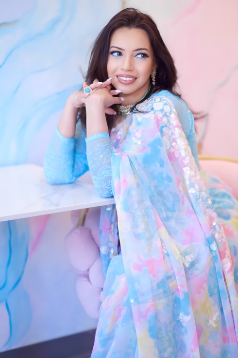 navela-porte-une-robe-aminaika