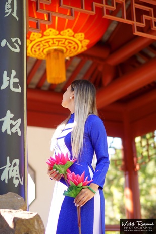 photo-vietnamienne-avec-lotus-près-d'une-pagode