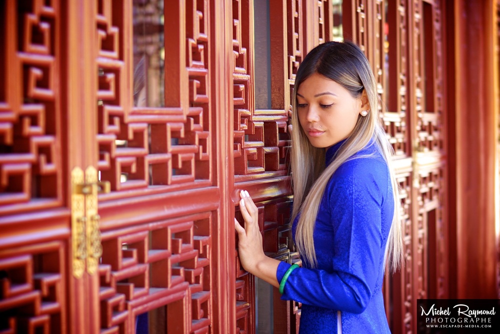 jolie-femme-vietnamienne-au-mur-de-la-maison-de-chine-de-montréal