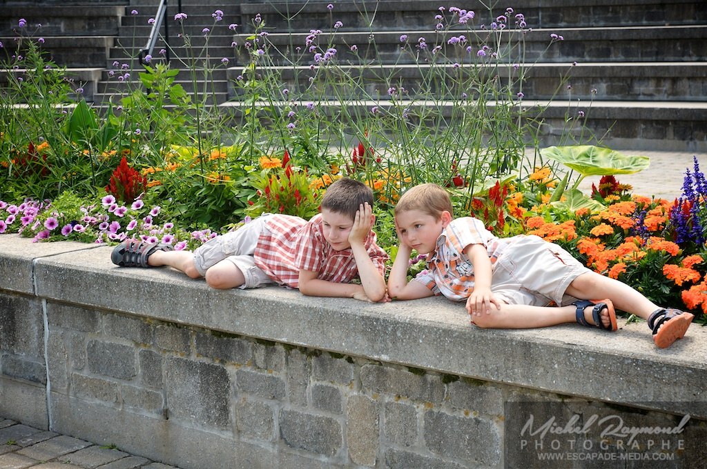 enfants près des fleurs Vieux Saint-Jean