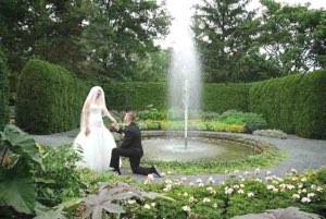 Seance-photo-de-mariage-au-jardin-daniel-seguin-a-la-ville-de-saint-hyacinte