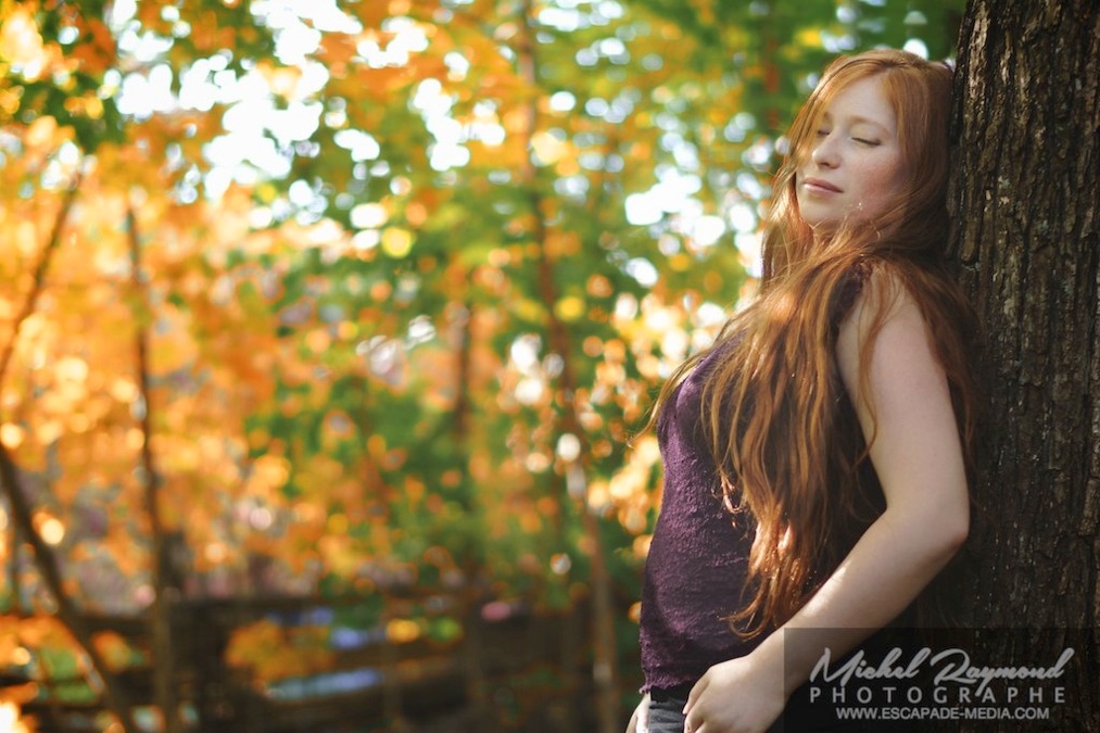 belle femme rousse en automne