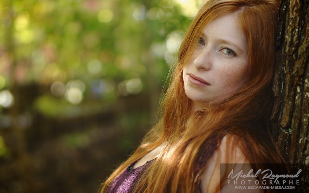 jolie rousse dans la for&ecirc;t