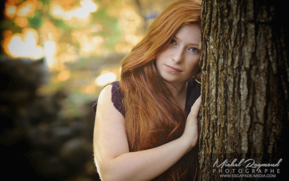 femme rousse pr&ecirc;t d'un arbre