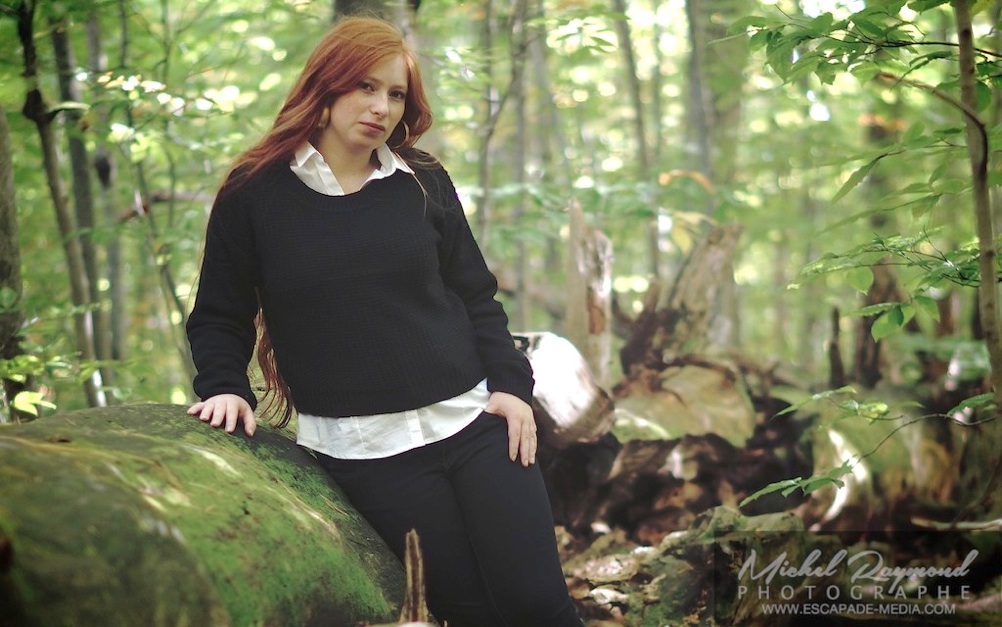 jolie rousse dans la for&ecirc;t de saint-Hilaire