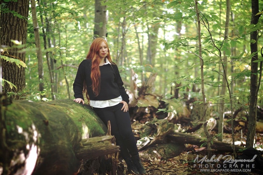 belle femme rousse dans le bois