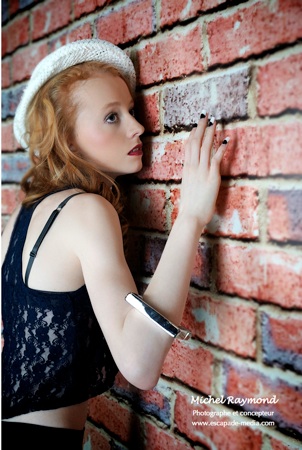 shooting jeune femme près d'un mur de brique