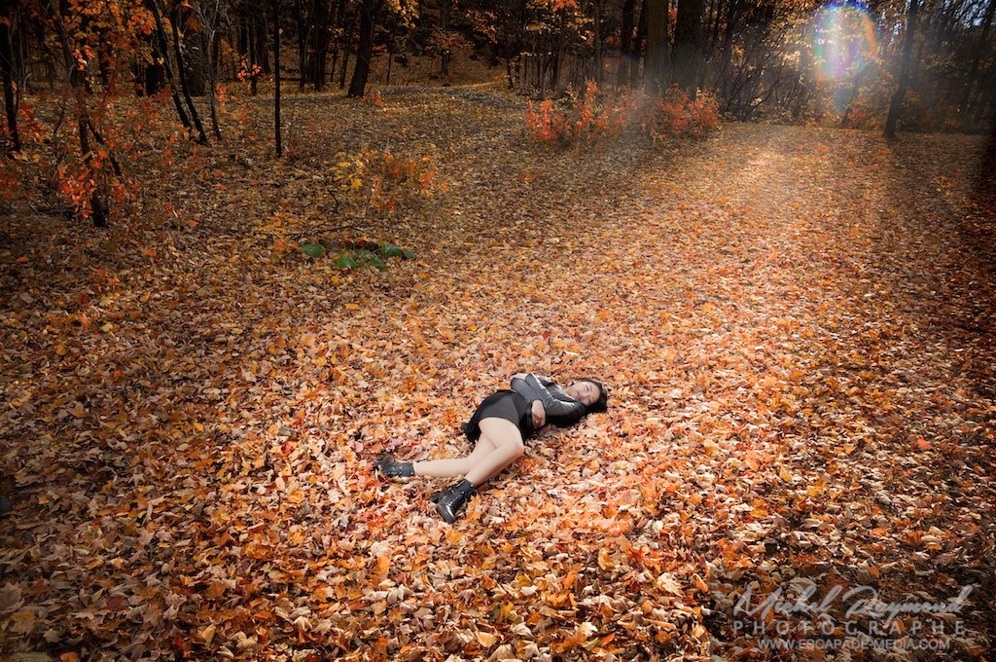 mod&egrave;le origine chinoise couch&eacute; dans les feuilles d'automne