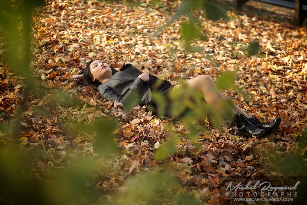 mod&egrave;le chinoise dans les feuilles automne