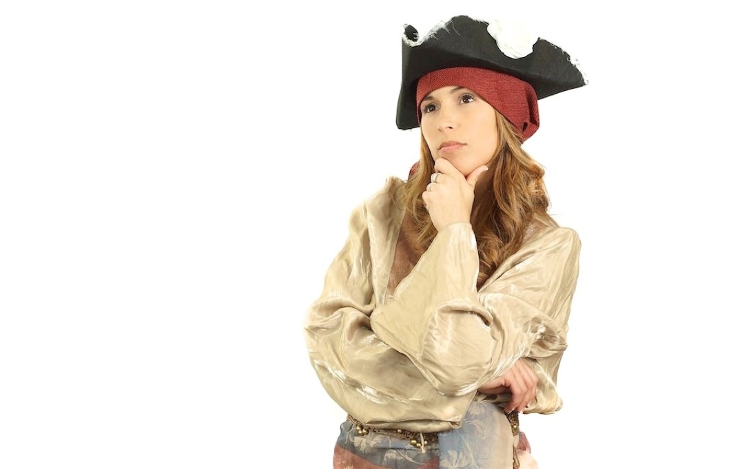femme pirate pense