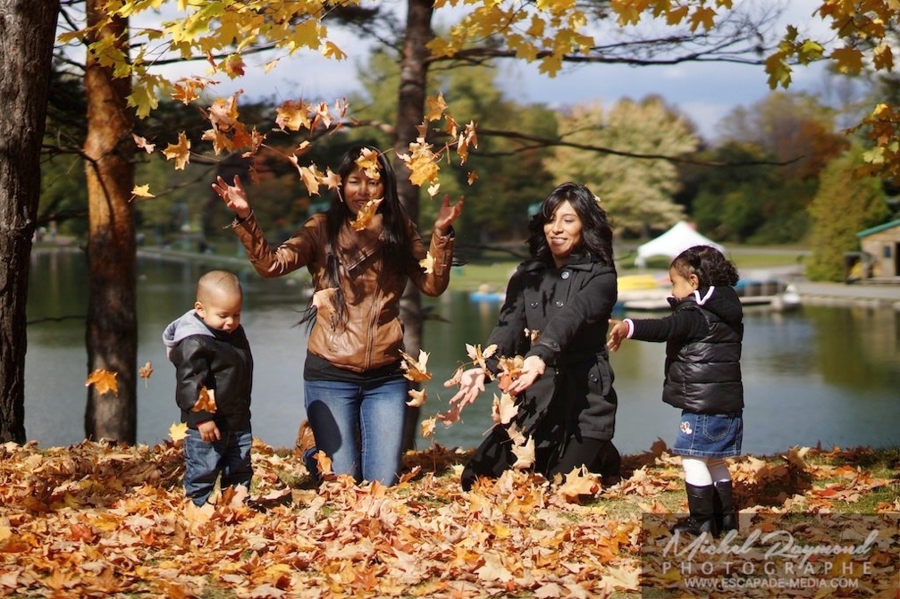 famille latino joue dans les feuilles