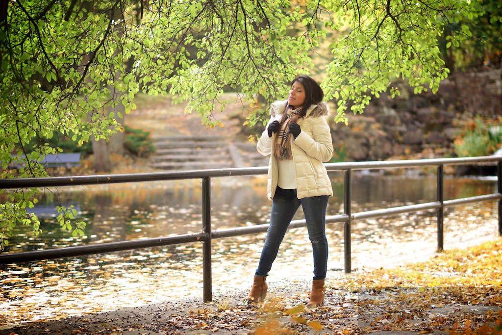 photo femme latino pr&egrave;s d'un arbre