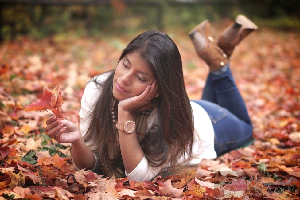 belle femme latino dans les feuilles d'automne