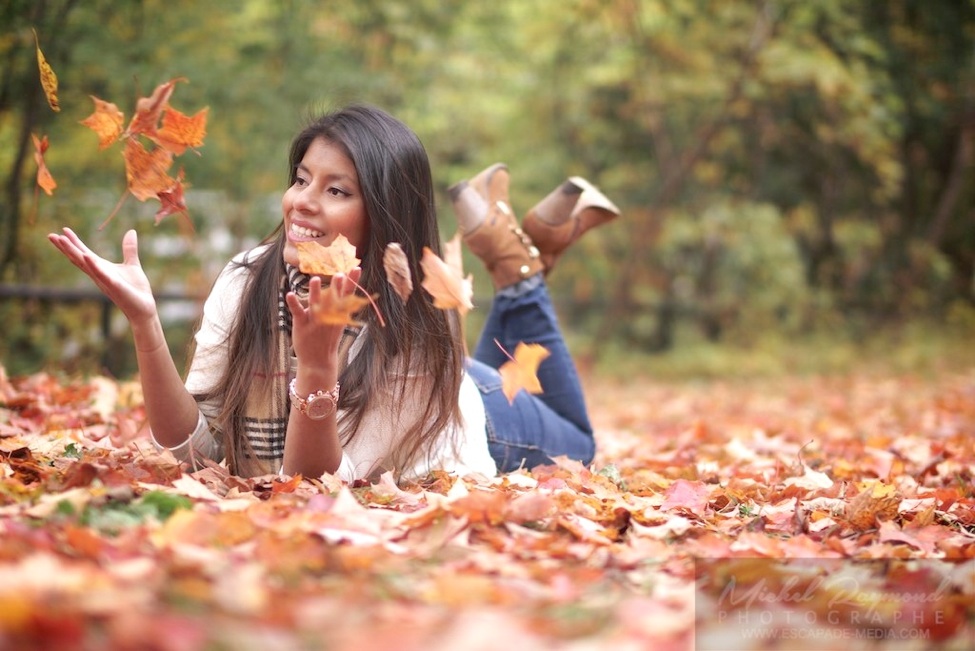 femme latino s'amuse dans les feuilles d'automne