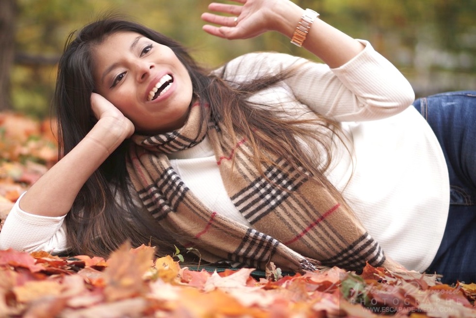 femme latino &eacute;clat de rire parc Jean Drapeau