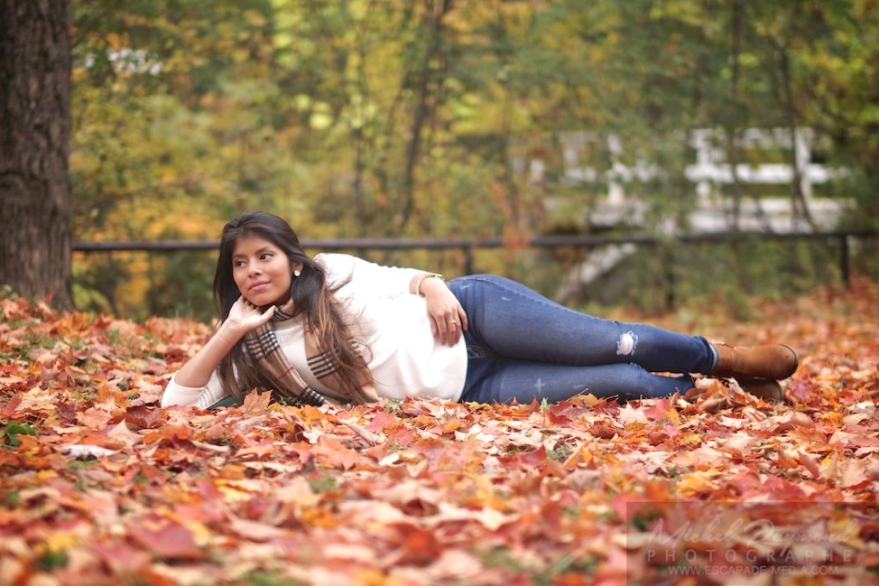 femme latino dans les feuilles d'automne