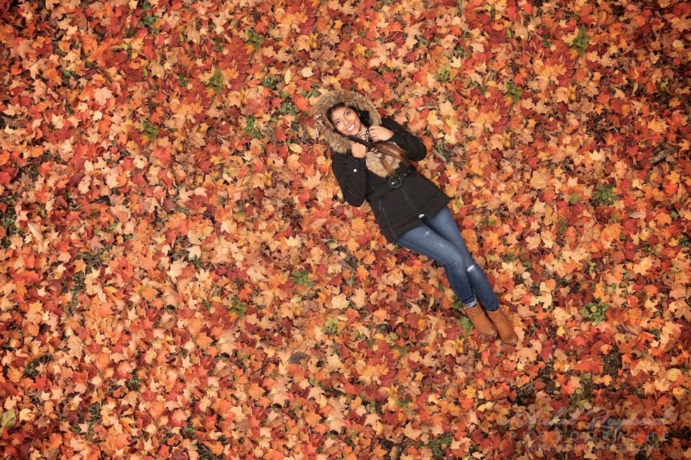 belle photo femme lationo dans les feuilles d'automne du Qu&eacute;bec