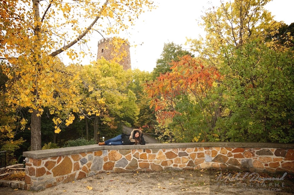 La tour L&eacute;vis avec femme en automne