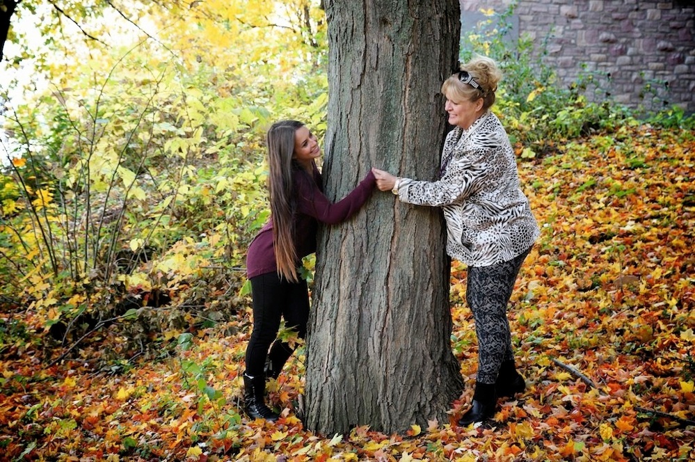 grand mère et fille autour de l'arbre