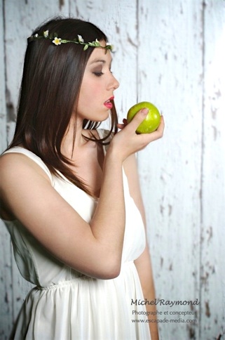 shooting studio femme mange pomme
