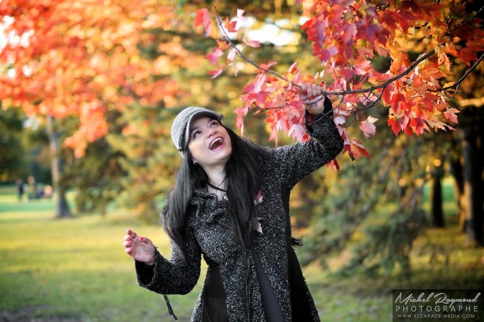 femme latini regarde les feuilles automne 