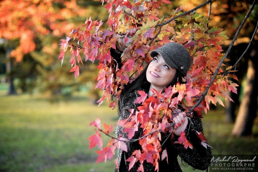 femme latino dans les feuilles rouge