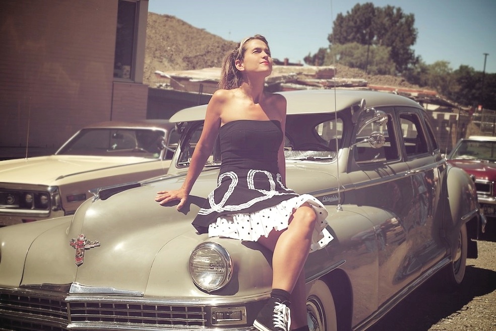 Shooting ext&eacute;rieur avec femme des ann&eacute;e 50