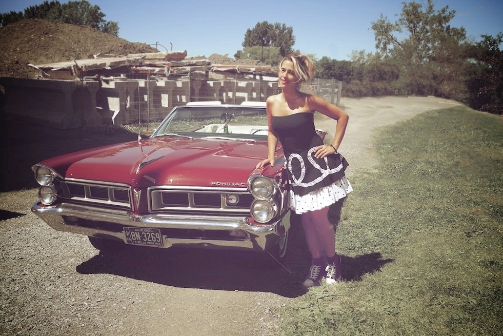 shooting femme avec vielle parisienne rouge