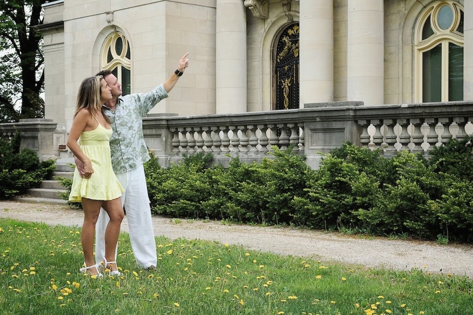couple devant le chateau dufresne