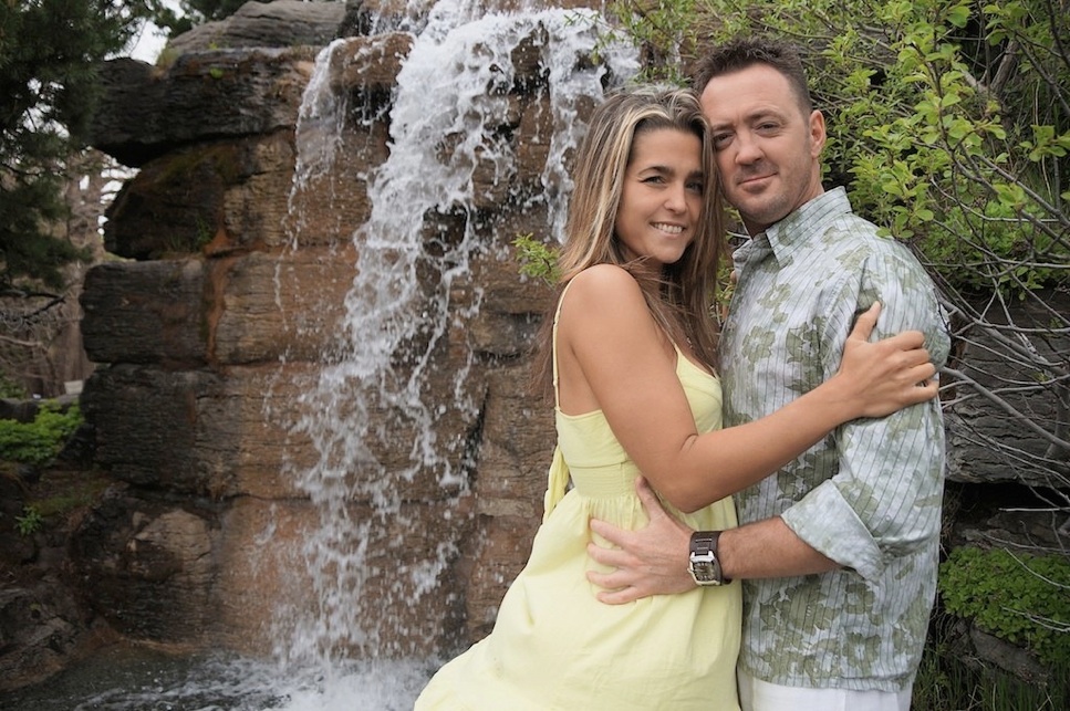 couple heureux et amoureux devant la chute