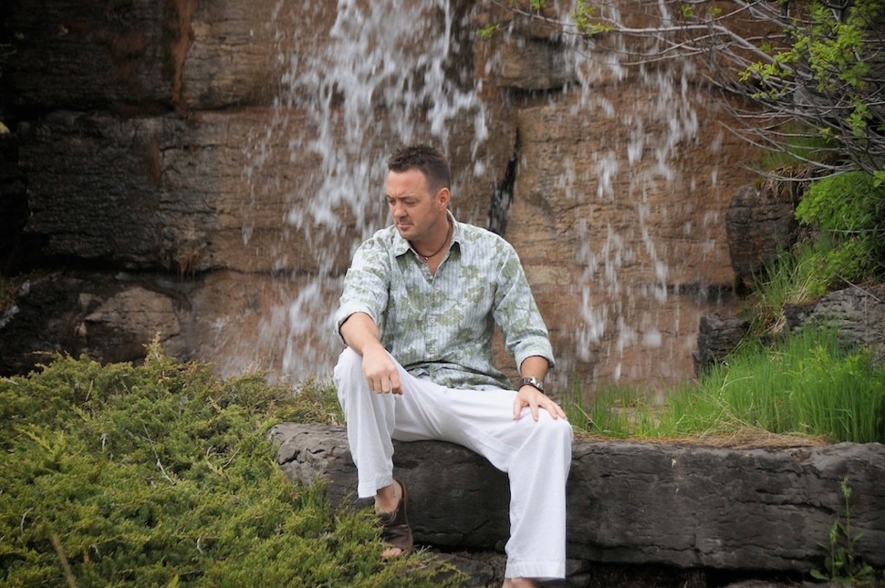 yanick devant la chute du jardin