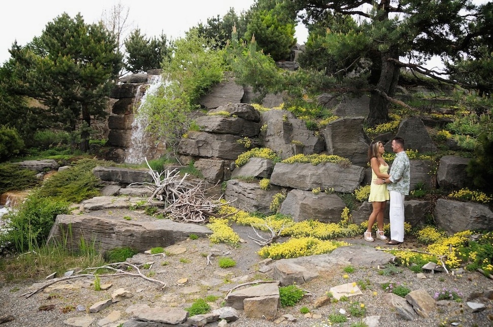 couple devant la belle chute du jardin botanique