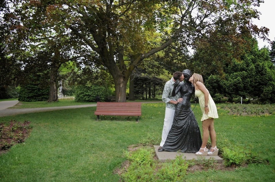 couple devant la statu du jardin
