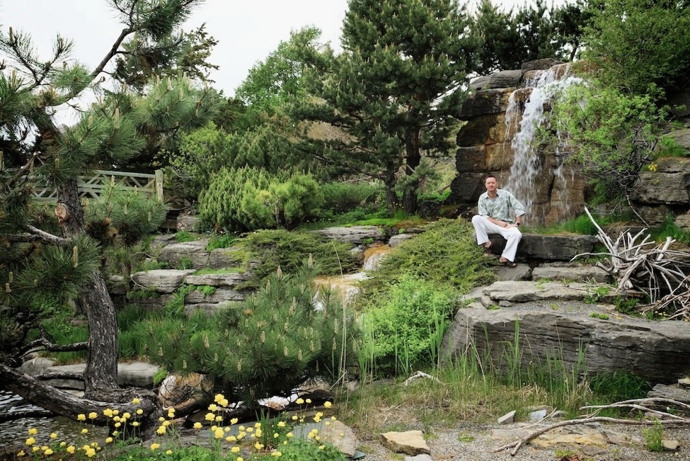 yanick devant la chute du jardin alpine